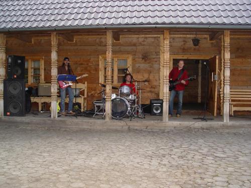 e752c5 42219410ad2741a8aabf734efc2e936emv2