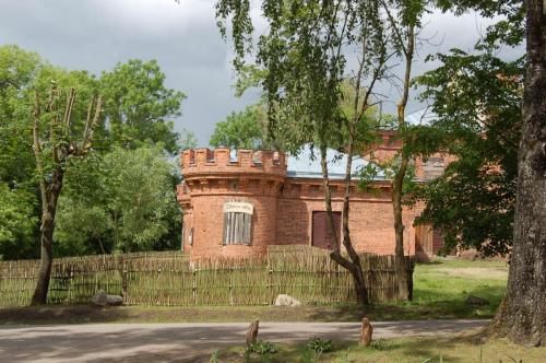 e752c5 702e08a346024f908dd6b84d47870b55mv2 d 2256 1496 s 2